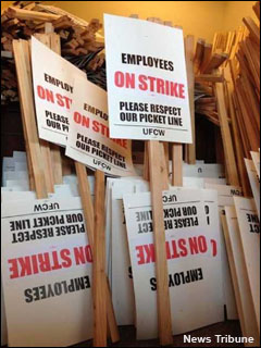 tnt-grocery-strike-signs