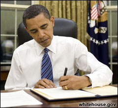 WH-Obama-at-desk