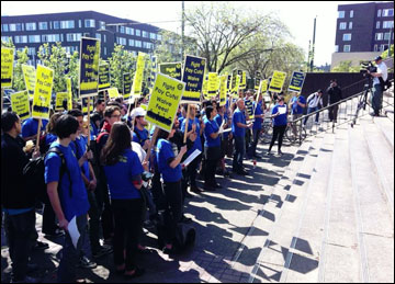 UW-UAW-4121-protest-15Apr17